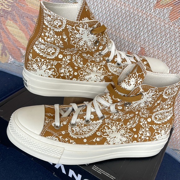 Converse WMNS 572541C
CTAS LIFT HI
WHEAT/EGRET/BLACK SNEAKERS - PLATFORMS - Picture 11 of 16
